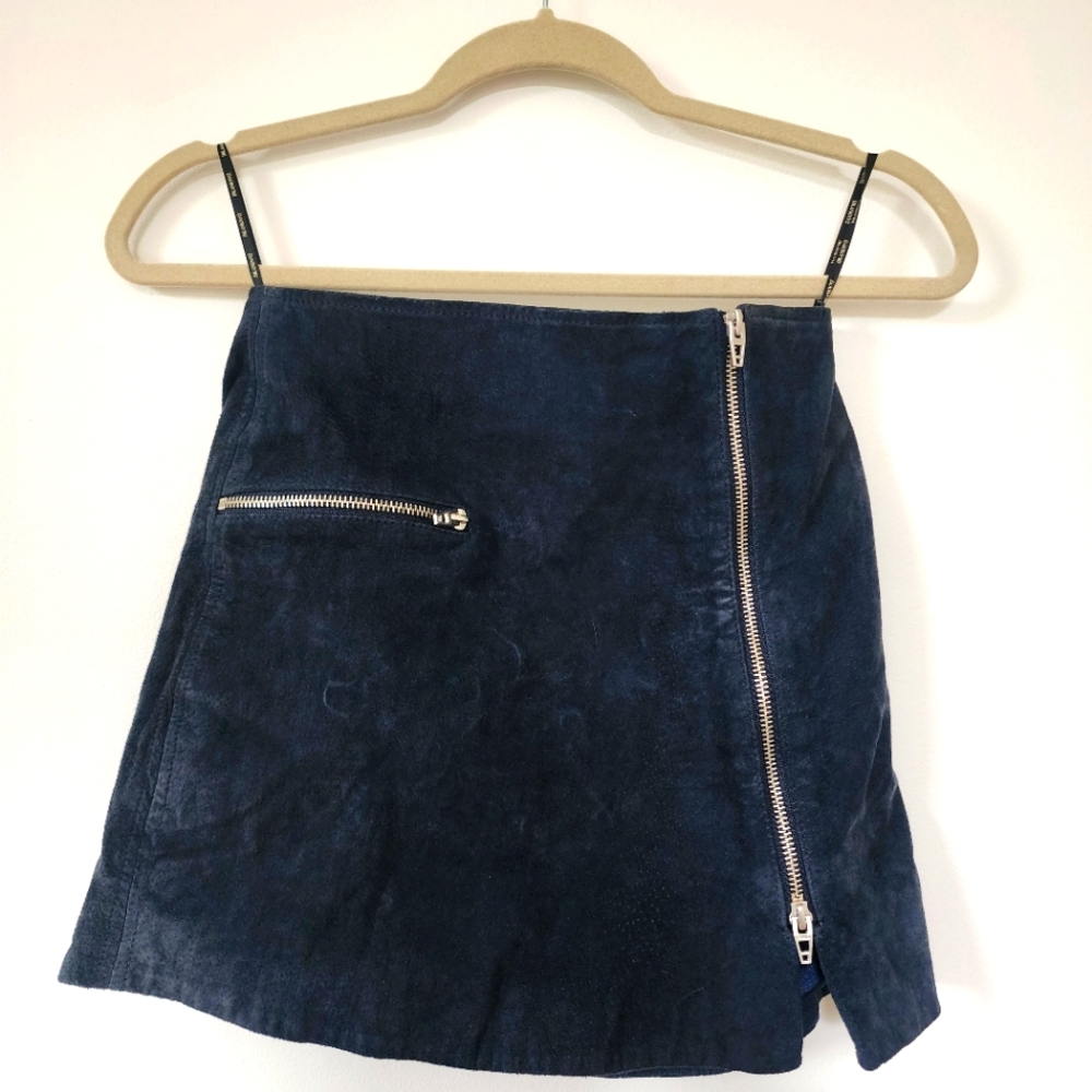 Blank NYC Suede Mini Skirt Zipper Details Size 24 Navy Leather